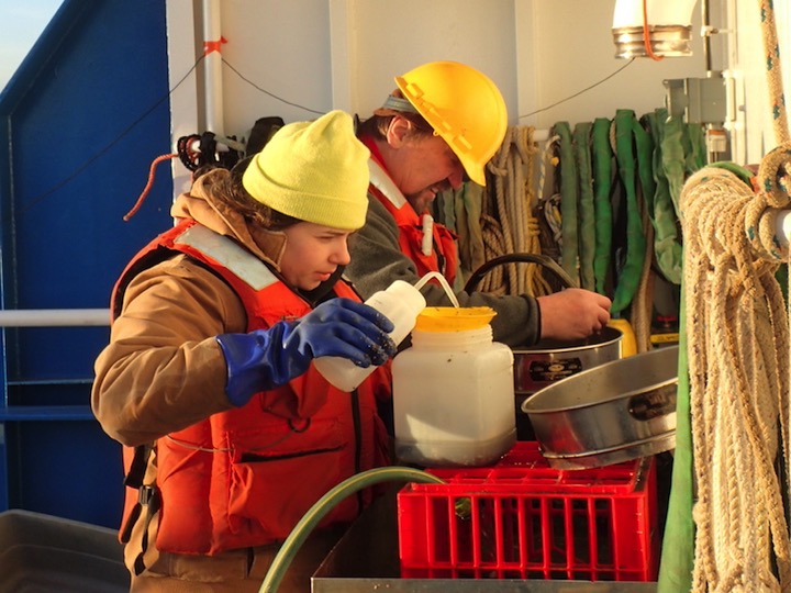 PI Roman and Courtney sieving sediments for infauna